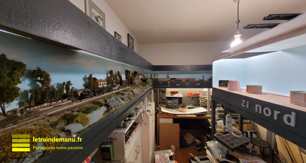 Les réseaux en tour de pièce offrent un beau volume de rangement sous le réseau. On peut même y installer un bureau pour l'atelier.Photo prise sur le réseau de l'auteur lors de sa construction. Crédit : letraindemanu.fr 