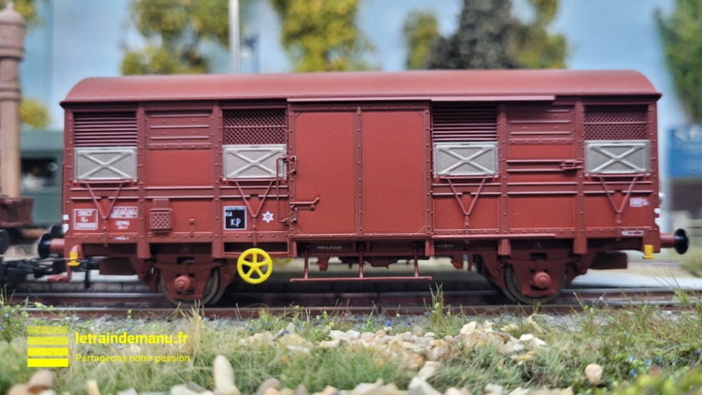 Jouef propose un joli wagon couvert HJ 6291 équipé de feux de fin de convoi, ici vu sur le réseau de l'auteur