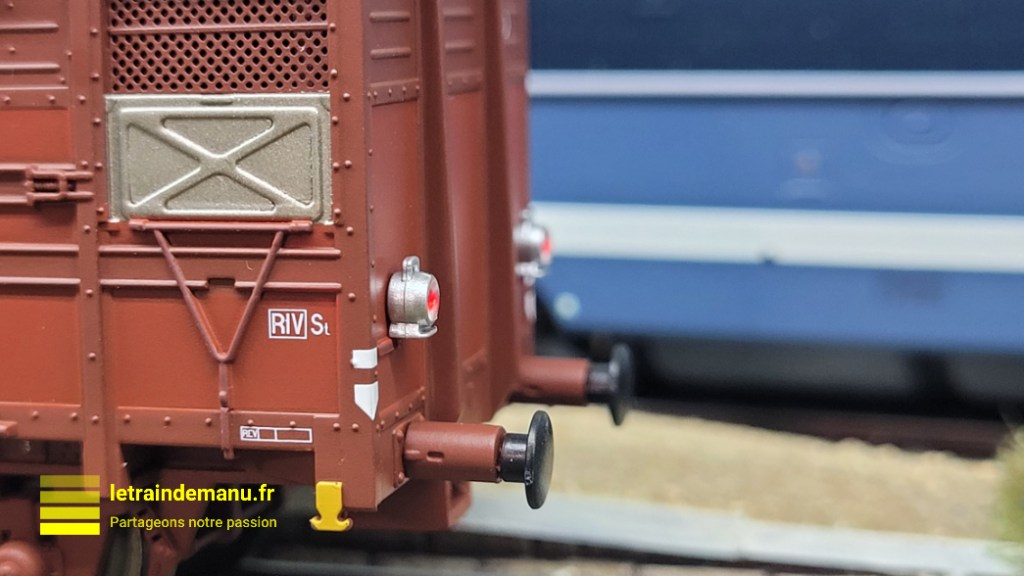 Jouef propose un joli wagon couvert HJ 6291 équipé de feux de fin de convoi, ici vu sur le réseau de l'auteur. Crédit : letraindemanu.fr